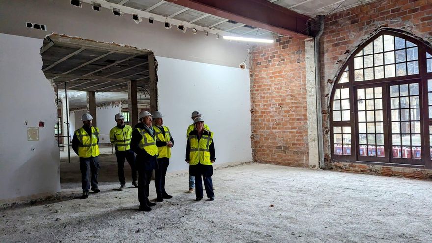 La delegada del Gobierno en Cantabria, Eugenia Gómez de Diego, visita las obras de rehabilitación del parador de Santillana del Mar