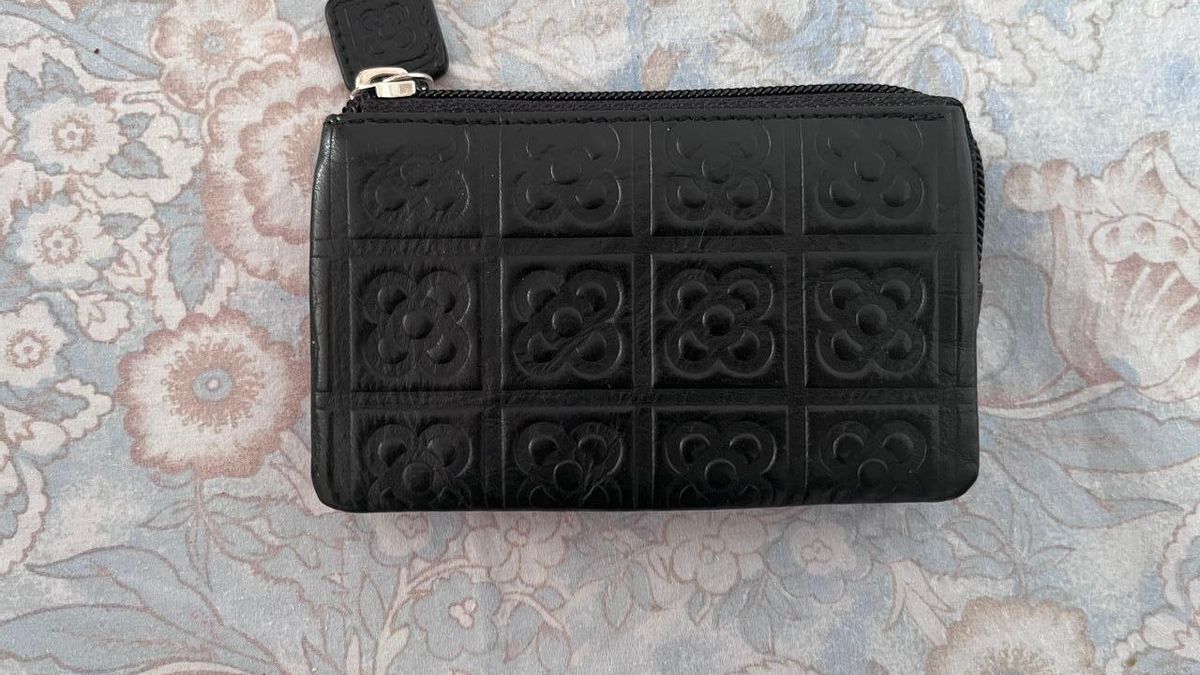 Posavasos, camisetas o carteras, como la que se aprecia en la imagen, son parte de los innumerables recuerdos que llevan el diseño del adoquín