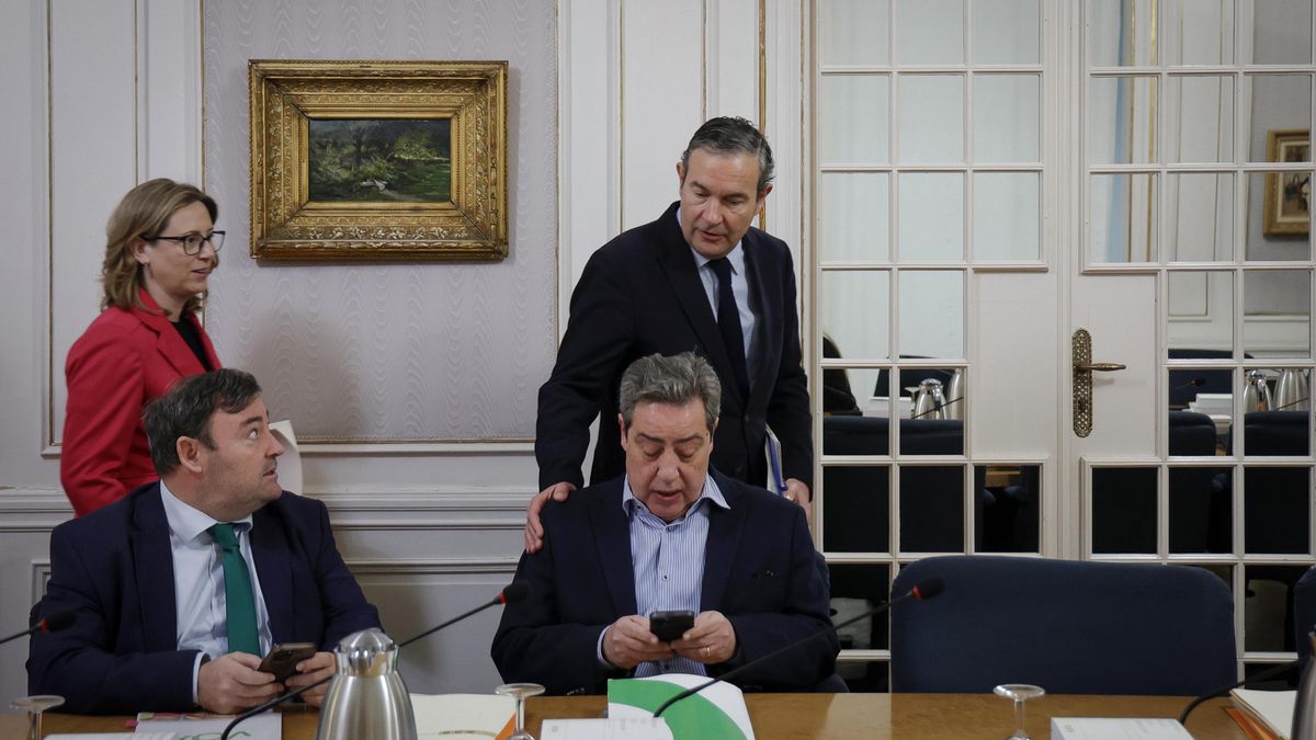 PP y Vox aprueban en las Corts mantener vestigios del franquismo como "patrimonio histórico"