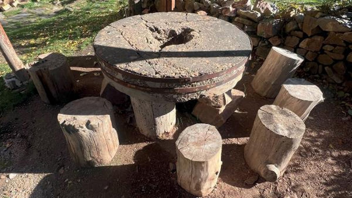 Piedras de molienda reutilizadas en mobiliario del exterior. Molino de la Piscifactoría