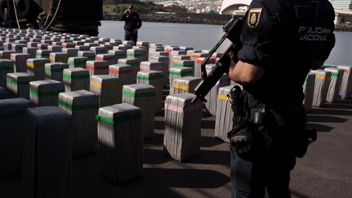 La policía española en el puerto de Santa Cruz de Tenerife, en enero, custodiando una incautación récord de droga.