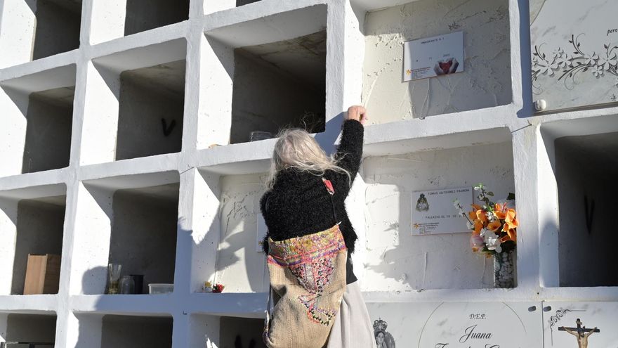 "Descanse en paz, Inmigrante F01": El Hierro, la isla que despide con dignidad a los muertos de los cayucos