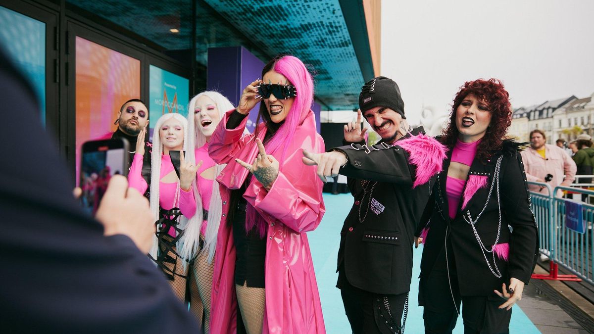 Los españoles Megara, representantes de San Marino, en la alfombra turquesa de Eurovisión 2024