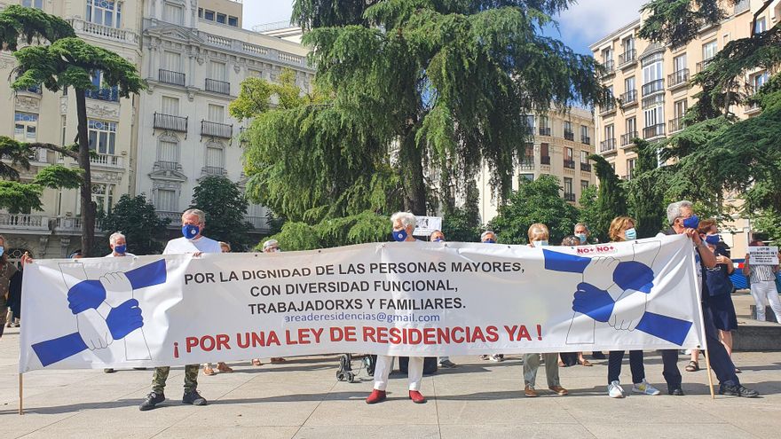 Representantes de la Marea de Residencias se manifiestan frente al Congreso de los Diputados para pedir una ley de residencias