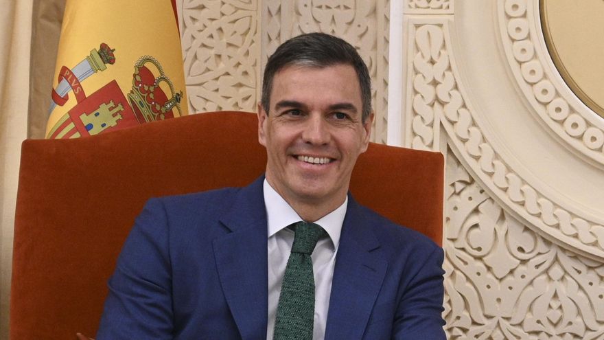 El presidente del Gobierno de España, Pedro Sánchez (i), mantiene una reunión con el secretario de Estado de Ministerio de Asuntos Exteriores de Catar, Mohammed bin Abdulaziz Al-Khulaifi, en Doha (Catar) este miércoles en el marco de su visita al país en la última etapa de su gira por Oriente Próximo para analizar con varios líderes de la región la búsqueda de iniciativas para la paz ante el conflicto entre Israel y Hamás. EFE/ Borja Puig de la Bellacasa/Pool Moncloa SOLO USO EDITORIAL/SOLO DISPONIBLE PARA ILUSTRAR LA NOTICIA QUE ACOMPAÑA (CRÉDITO OBLIGATORIO)