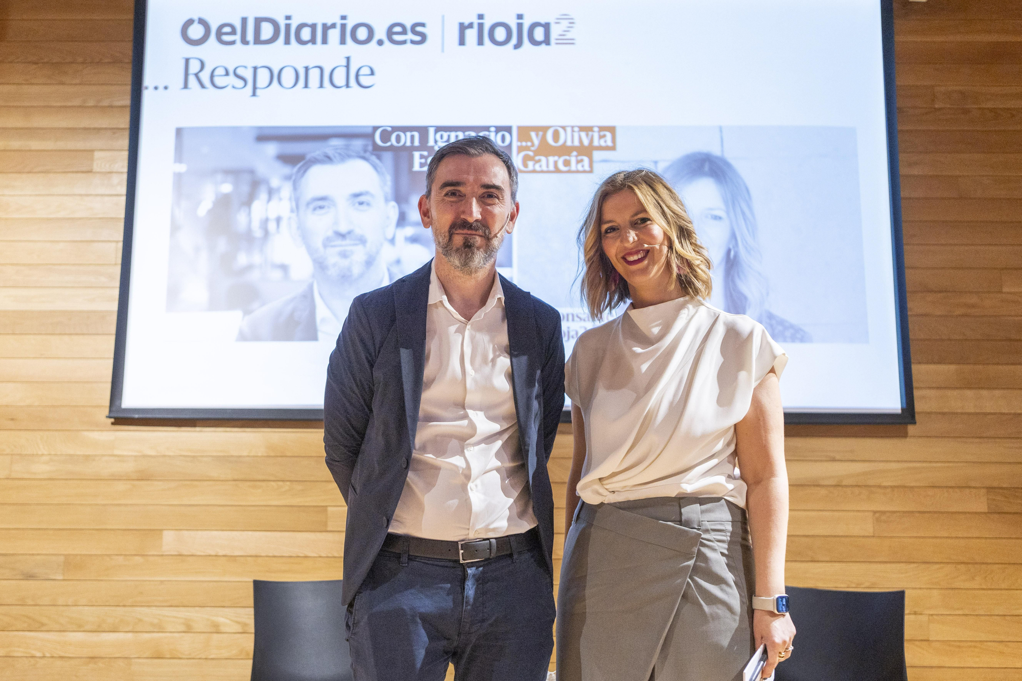 Ignacio Escolar y Olivia García posan al acabar el encuentro con los socios y socias