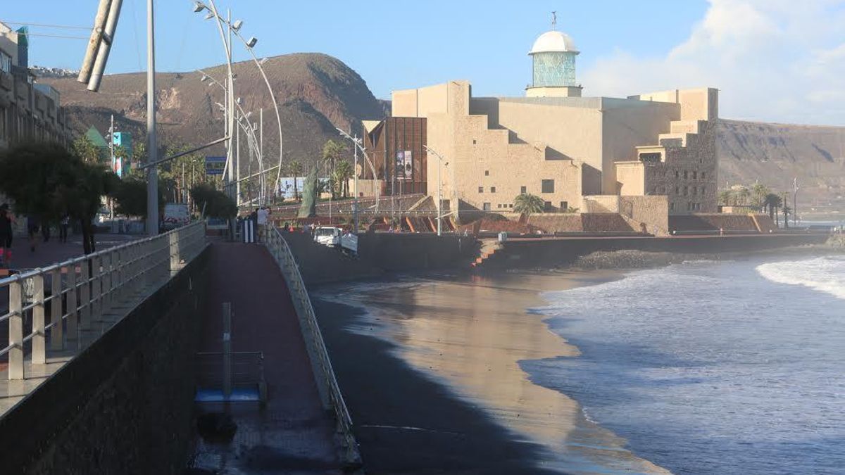 La playa de Las Canteras, tras el temporal de este martes