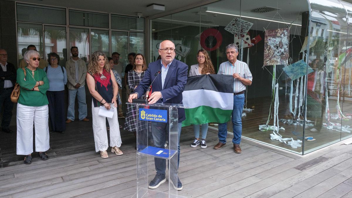 El presidente del Cabildo de Gran Canaria, Antonio Morales (c); en la exposición de 50 cometas elaboradas por varios artistas para mostrar su solidaridad con el pueblo palestino. EFE/ Ángel Medina G.