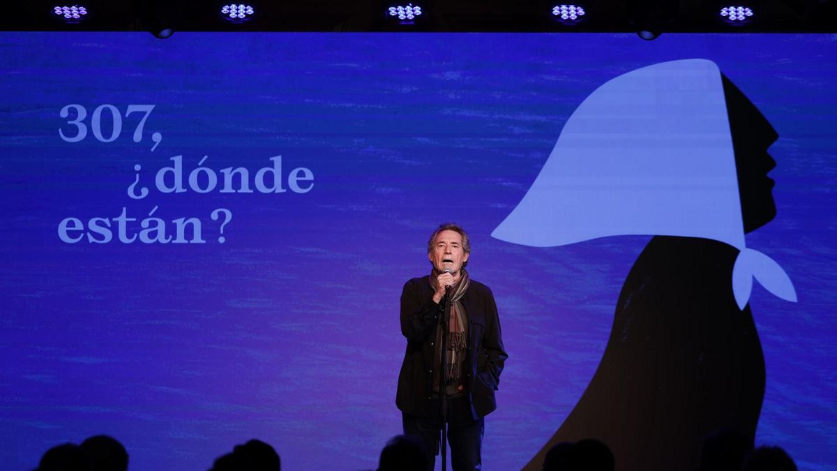 El cantante Miguel Ríos durante el homenaje a las víctimas españolas desaparecidas durante la dictadura argentina (1976-1983), este jueves, en el Instituto Cervantes, en Madrid.