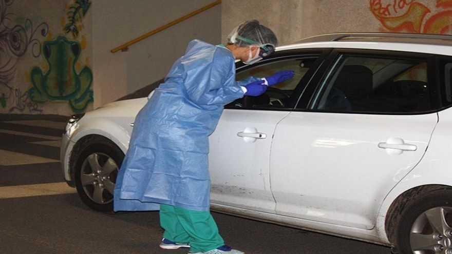 Archivo - Puestos de 'CoroAuto' en Cantabria para pruebas PCR desde el coche