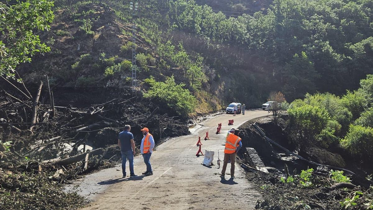 La carretera de acceso al Valle de Fornela, destrozada por una tormenta y los arrastres de los incendios del verano 2025.
