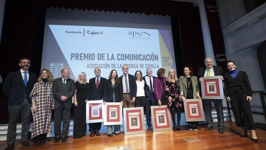 Foto de familia de premiados y autoridades
