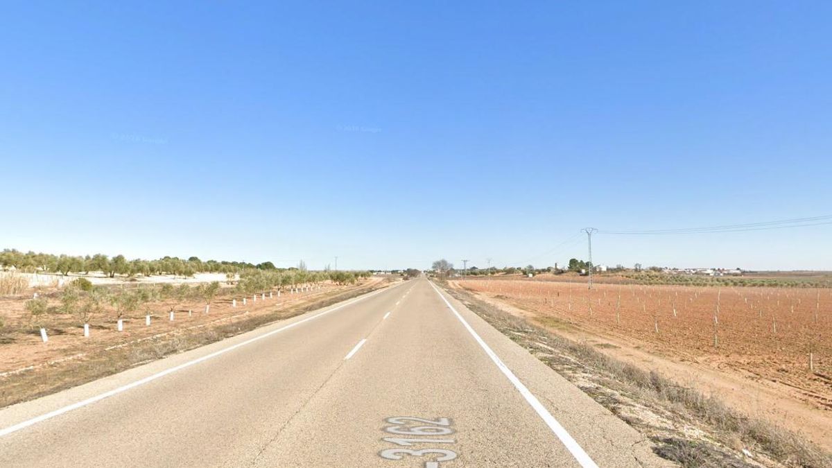 Cortada la carretera que une Miguel Esteban con El Toboso por el derrumbe del muro de contención de un talud