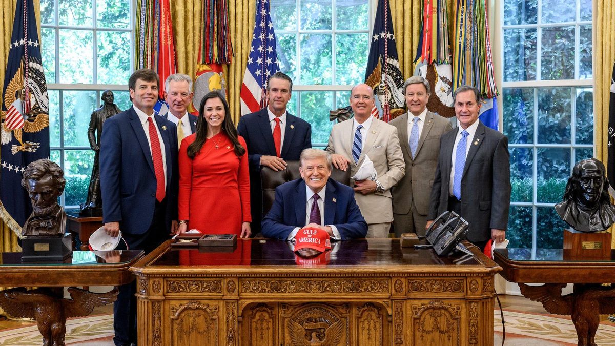 El presidente de EEUU, Donald Trump, con representantes de Alabama en el Despacho Oval, el 2 de septiembre de 2025.