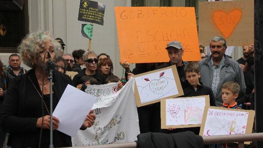 La portavoz de la Plataforma, Marisa Rodríguez, leyendo el manifiesto. / C.J. Domínguez