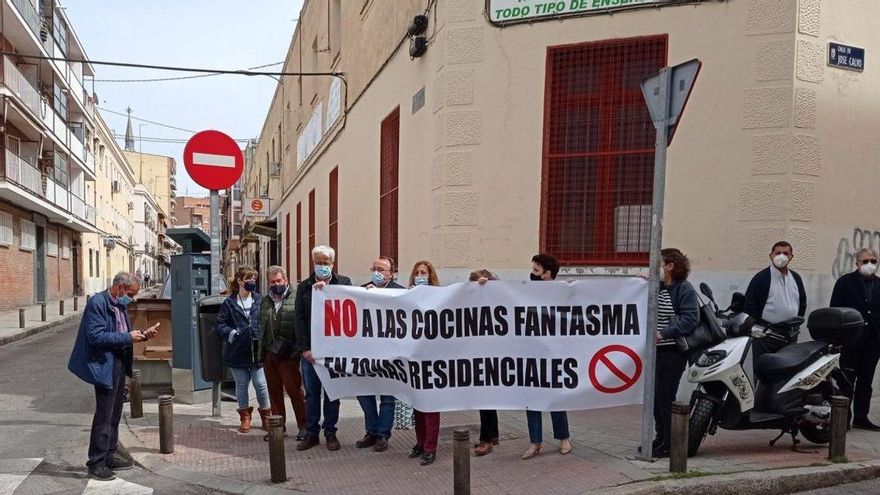 Vecinos de Tetuán denuncian que no se cumple la orden de cese y demolición en una cocina fantasma de Dani García
