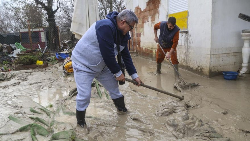 “Si no nos apoyamos entre nosotros, ¿qué nos queda?”: vecinos de las zonas inundables buscan ayuda para limpiar sus viviendas