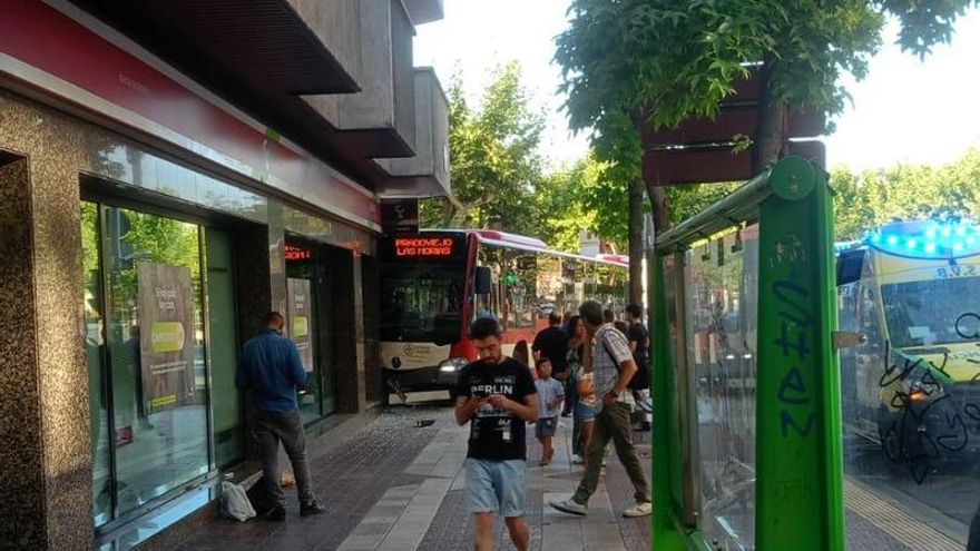 Un autobús urbano se empotra contra una sucursal bancaria en el Espolón: el conductor y siete pasajeros han sido trasladados al Hospital