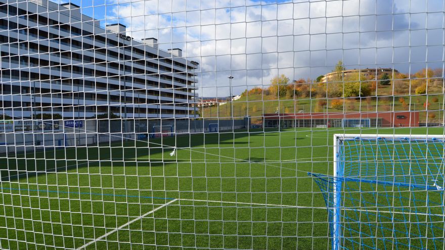 Estadio Municipal de Fútbol de Burlada ubicado al lado de los bloques pertenecientes a Pamplona