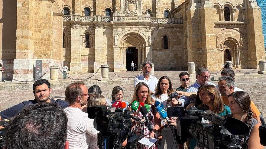 La vicesecretaria nacional de Coordinación Sectorial, Alma Ezcurra, atiende a los medios durante su visita a León.