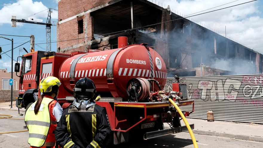 Bomberos trabajan en las labores de extinción del incendio.
