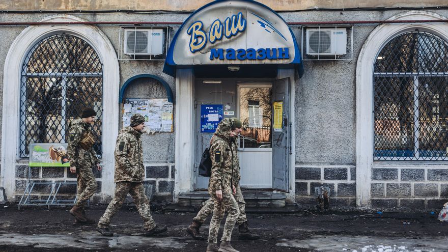 Unos soldados ucranianos caminan delante de una tienda local, a 23 de febrero de 2022, en Chasiv Yar, Oblast de Donetsk (Ucrania).