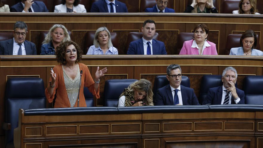 La vicepresidenta primera y ministra de Haciendo María Jesús Montero, interviene durante la sesión de control al Gobierno en el Congreso de los Diputados en Madrid, este miércoles.