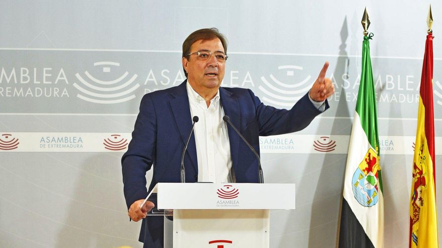 Guillermo Fernández Vara en una rueda de prensa en la Asamblea de Extremadura el 27 de junio de 2023