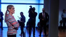 Cristina Cifuentes, momentos antes de la rueda de prensa posterior al pleno extraordinario en la Asamblea de Madrid. Foto: EFE