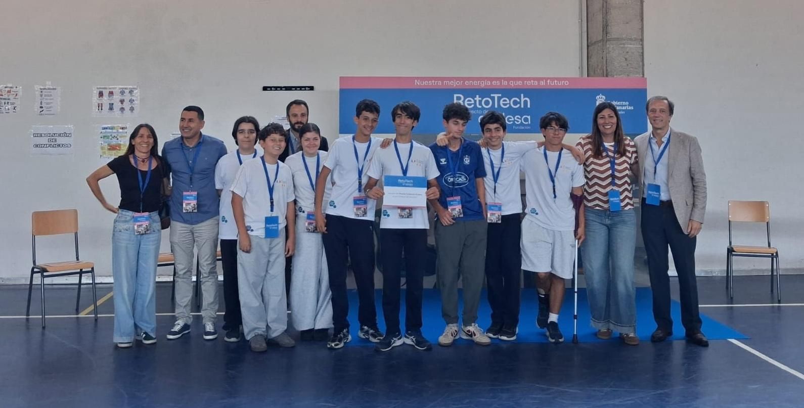 Grupo de los alumnos y docentes participantes en RetoTech en Canarias 2026.
