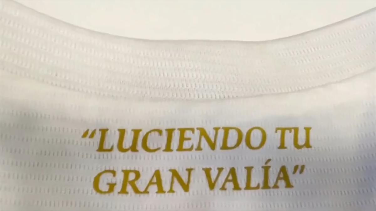 Un detalle de la primera equipación del Córdoba CF para el próximo curso.