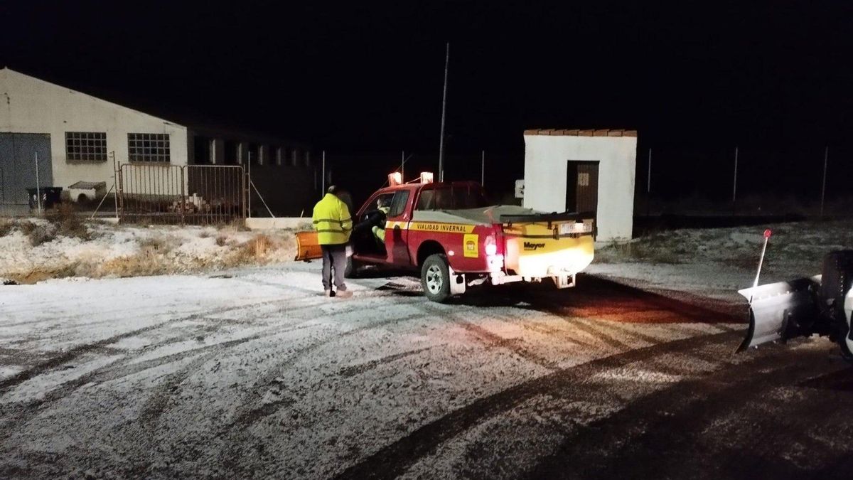 Incidencias aisladas y dos accidentes leves en las carreteras de Aragón, que mantiene los avisos por nieve y frío
