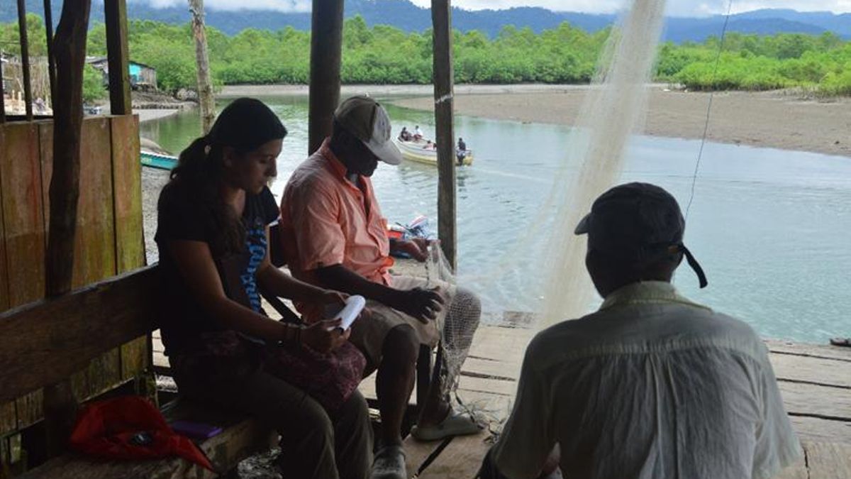 La investigadora Laura Soto-Cortés entrevista a habitantes de las comunidades de Jurubirá, Panguí y Nuquí para conocer su relación con las tortugas marinas. Foto: cortesía Laura Soto-Cortés