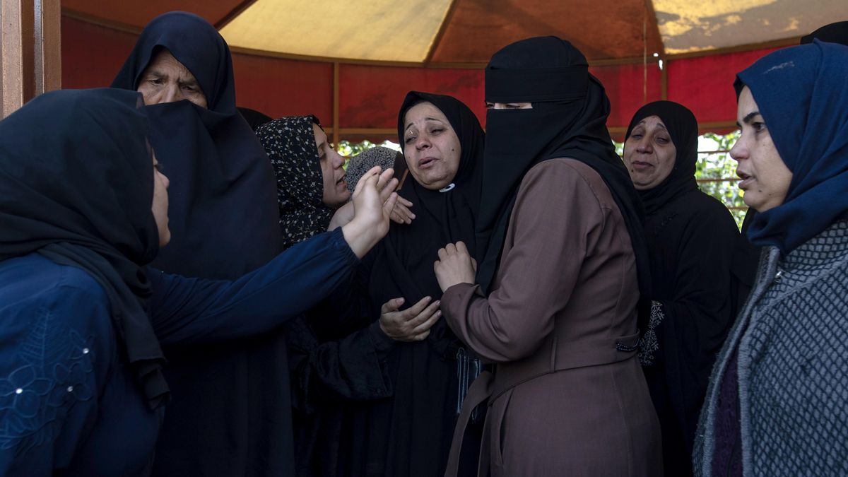 Mujeres palestinas lloran durante los funerales de sus familiares muertos en un ataque israelí, en el Hospital Nasser de Jan Yunis, en el sur de la Franja de Gaza, el 15 de febrero de 2026. 