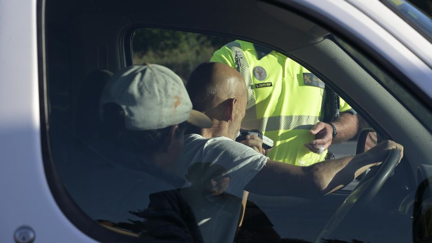 Rebaja de la tasa de alcohol al volante, carnet a los 16 años y otras iniciativas de la DGT que decaen tras el adelanto electoral