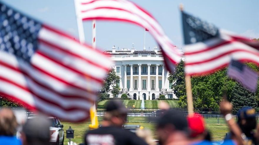 Una vez en la Casa Blanca, los organizadores descargaron de un camión unas 50 bolsas negras que simbolizaban personas fallecidas por el COVID-19 y las desplegaron en frente de la residencia presidencial.