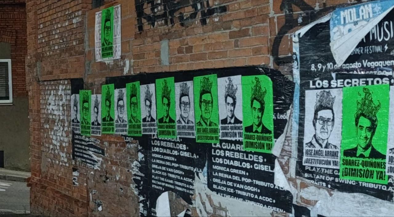 Aparecen carteles en la provincia de León que piden la dimisión de Quiñones y del Director General de Política Forestal