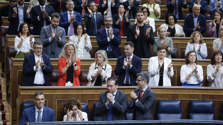 Gritos de "dimisión" del PP a Sánchez en el Congreso y aplausos del PSOE a su líder