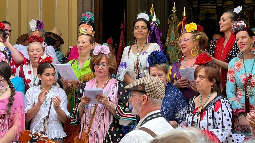 Coro rociero a las puertas de la iglesia de San Millán y San Cayetano