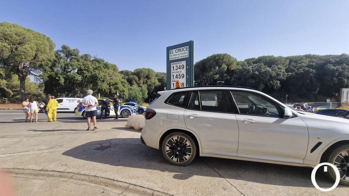Vecinos desalojados de la parcelación El Jardinito en la gasolinera de Trassierra