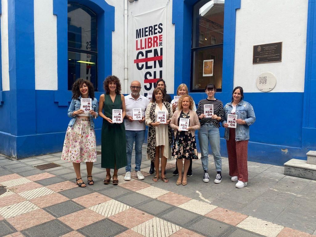 Rocío Antela, segunda por la izquierda, durante la presentación de la programación.