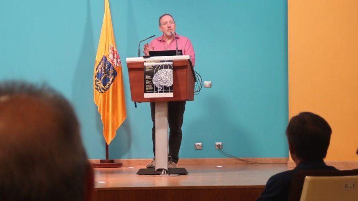 Francisco Acosta, director de la Cátedra de Memoria Democrática de la Universidad de Córdoba, interviene en el encuentro.