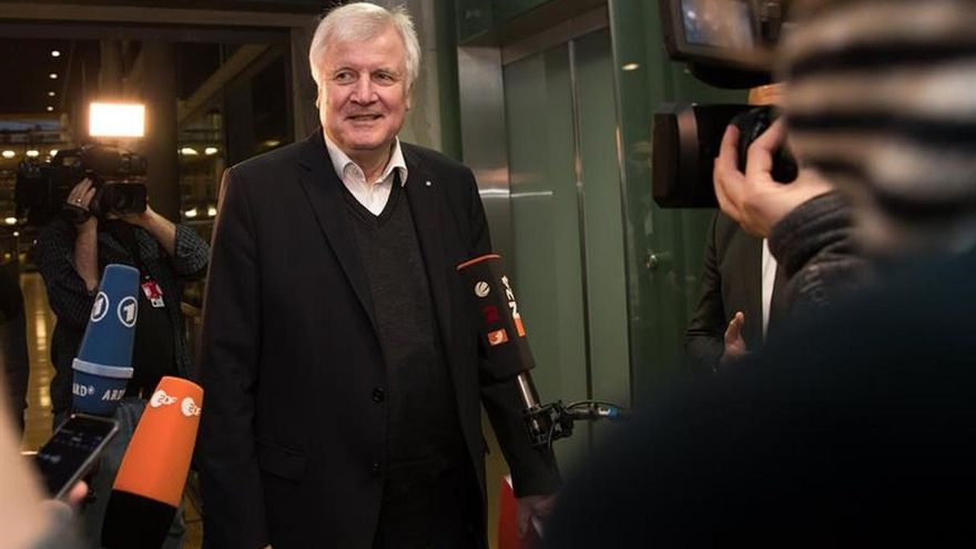 El socio bávaro de Merkel quiere recortar las ayudas a los refugiados