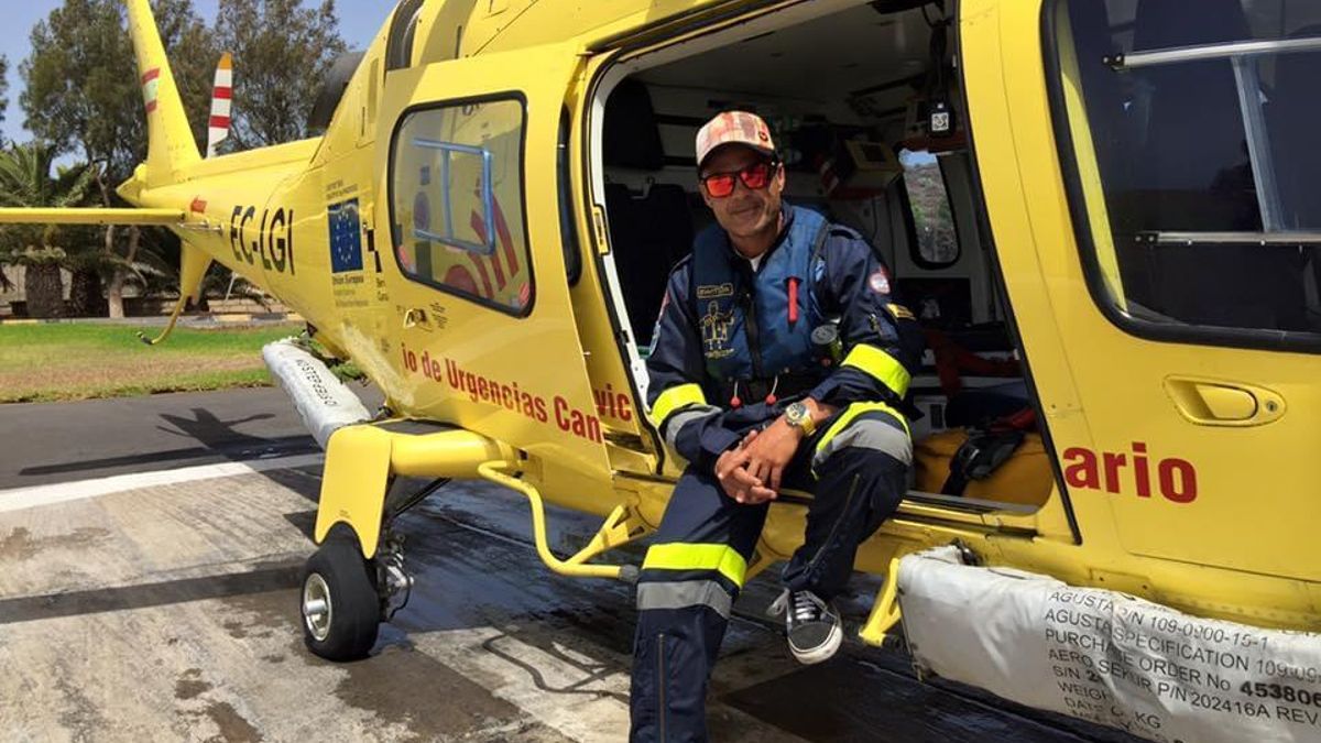 El médico Asdrúbal González en el helicóptero del SUC.