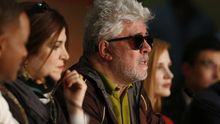Pedro Almodóvar, rodeado por el resto del jurado de Cannes durante su primera rueda de prensa