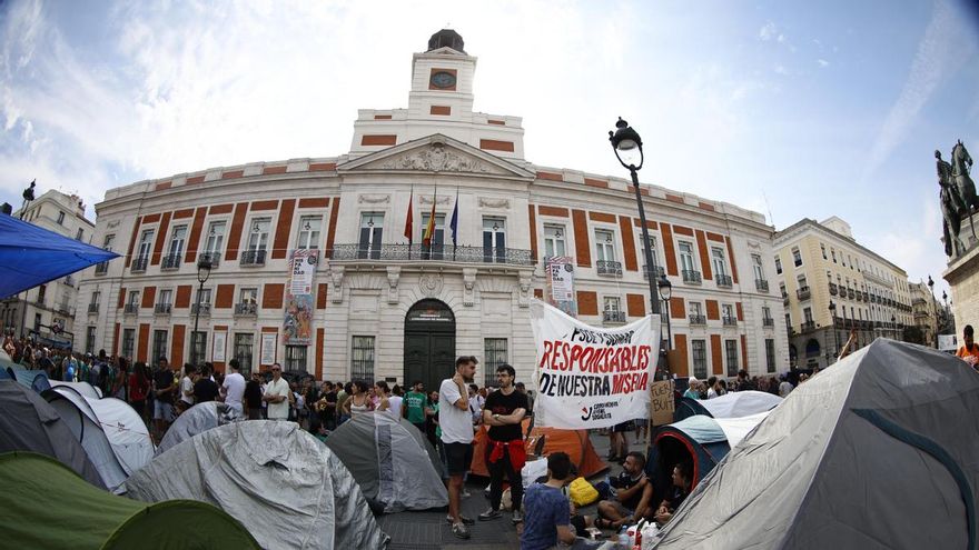 Cientos de personas ocupan con tiendas de campaña desde el sábado la madrileña Puerta del Sol como protesta por el precio de la vivienda. EFE/ Rodrigo Jiménez