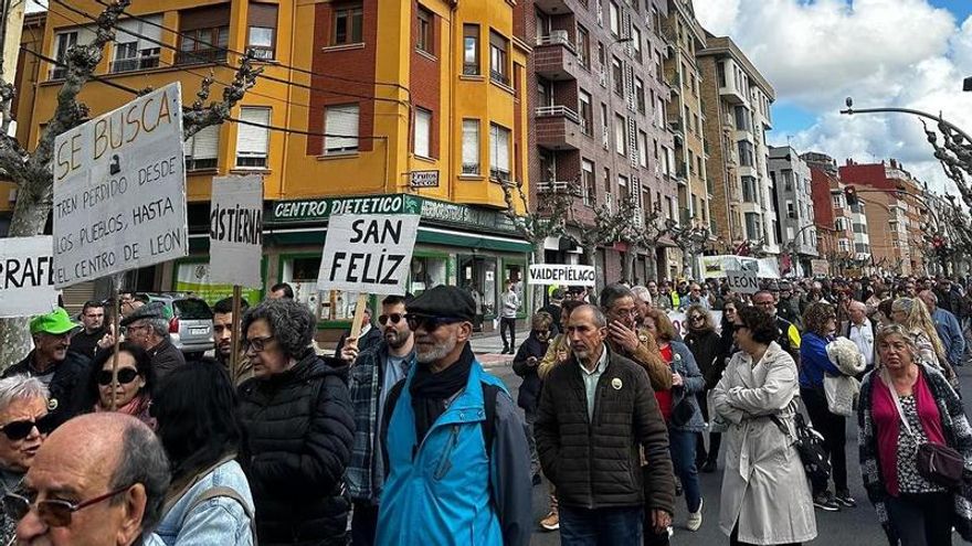 Casi 3.000 personas exigen en la calle “una solución real” para que los trenes de Feve regresen al centro de León