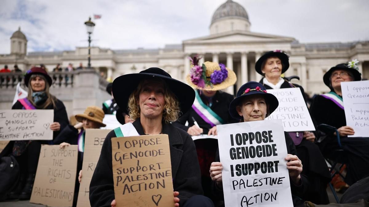 Activistas vestidas como sufragistas en la protesta de Palestine Action en Trafalgar Square (Londres) el 11 de abril de 2026