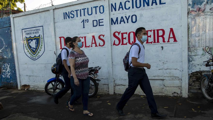 Varios estudiantes asisten al Instituto Nacional primero de mayo "Douglas Sequeira" durante el primer día de clases del año, hoy, en Managua (Nicaragua). EFE/Jorge Torres