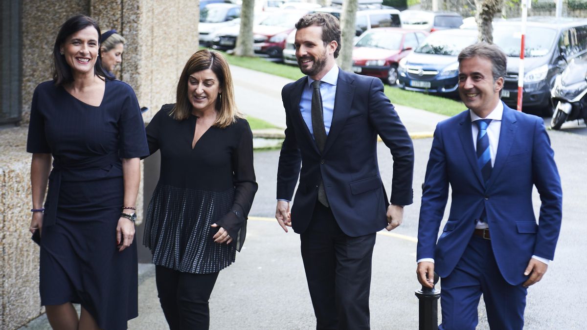 La alcaldesa de Santander, Gema Igual; la presidenta del PP de Cantabria, María José Sáenz de Buruaga; el presidente del PP, Pablo Casado, y el diputado del PP por Cantabria, Diego Movellán, en Santander.- Archivo.